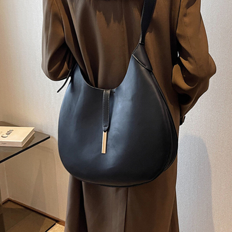女性のための柔らかい革のハーフムーンのバッグ,大容量のホグコルバッグ,実用的でカジュアルなショルダーバッグ,2022