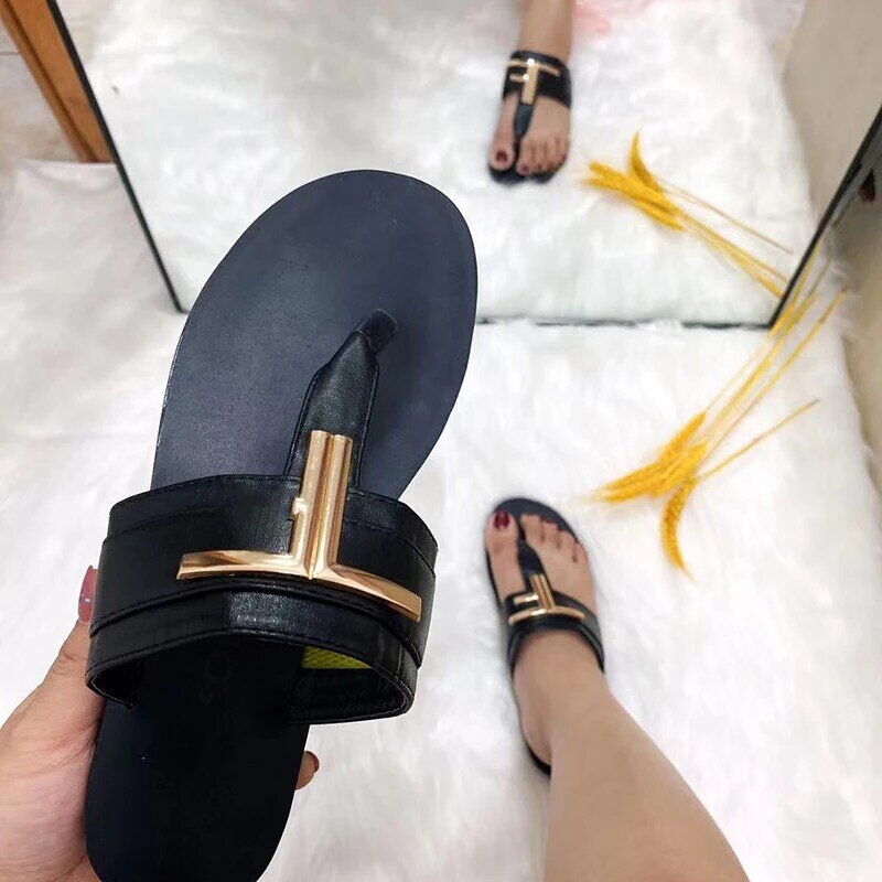 Sandal Wanita Baru Kasual Fashion Musim Panas 2022 Sandal Pantai Ukuran Besar Datar Luar Ruangan Huruf Logam Flip-Toe Warna Solid