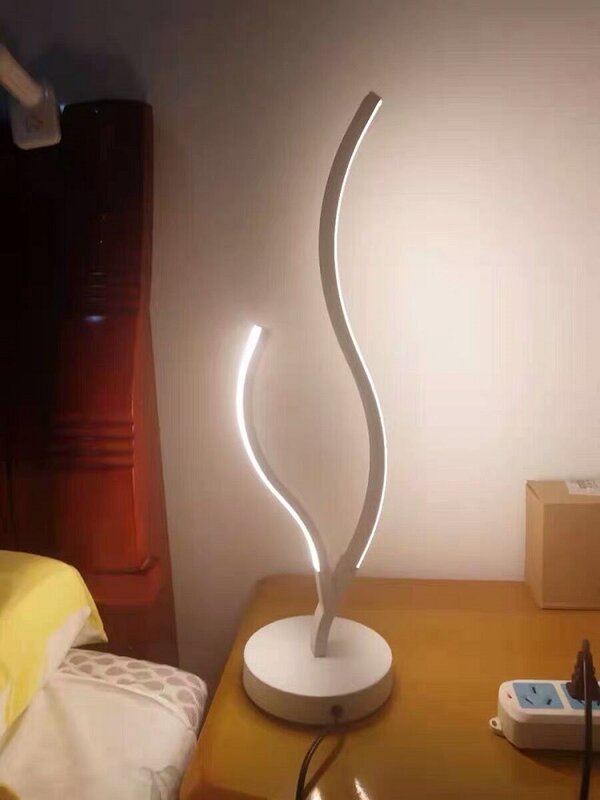 モダンなデザインのモダンな自立型LEDランプ,アルミニウム,白黒,リビングルーム,ベッドルーム,書斎,寝室に最適