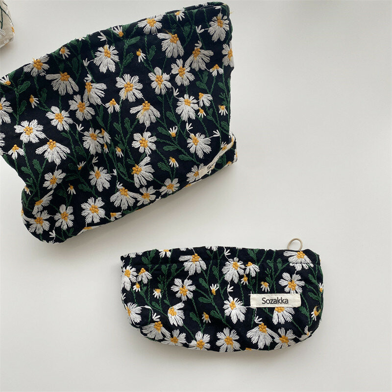 Ins margarida flor bordado saco cosmético feminino literário simples portátil caixa de lápis grande capacidade saco de armazenamento compõem sacos