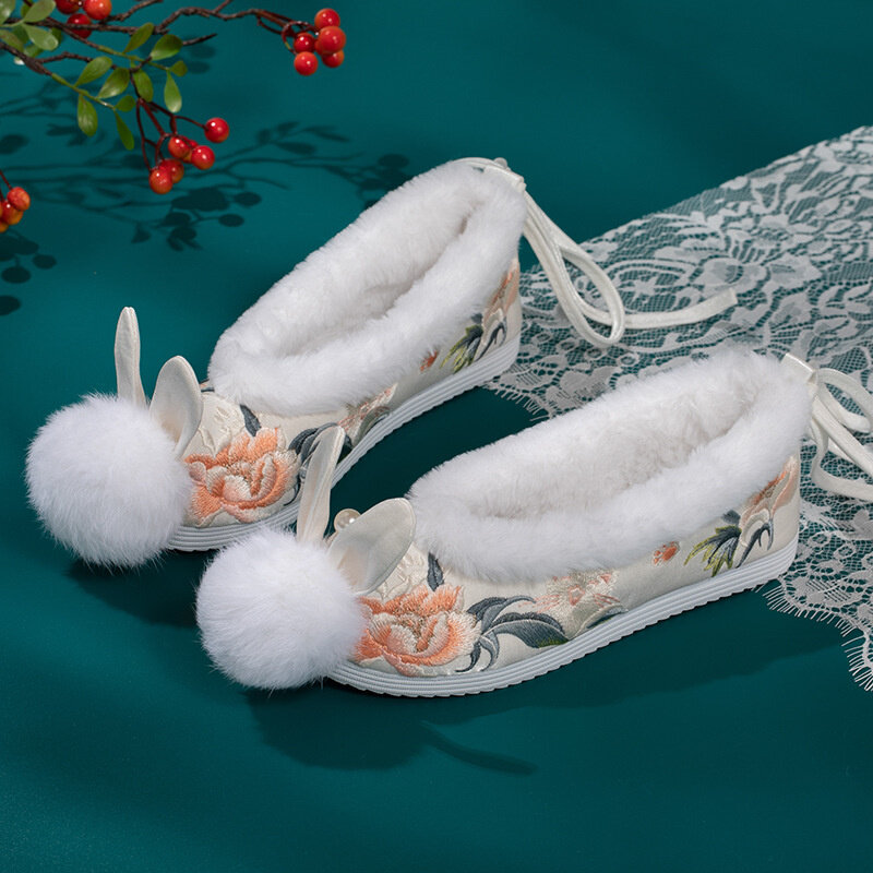 Furry กระต่าย Ear Ball Hanfu รองเท้าผู้หญิงเย็บปักถักร้อยดอกไม้ Loafer ฤดูหนาว Lolita น่ารักตื้นรองเท้า Designer คอสเ...
