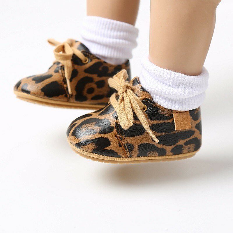 Zapatos de cuero suave para bebés, mocasines antideslizantes con suela de goma para primeros pasos