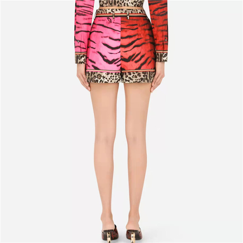 Комплект из двух предметов: атласная однобортная рубашка с лацканами и шорты с принтом тигра и леопардовым принтом
