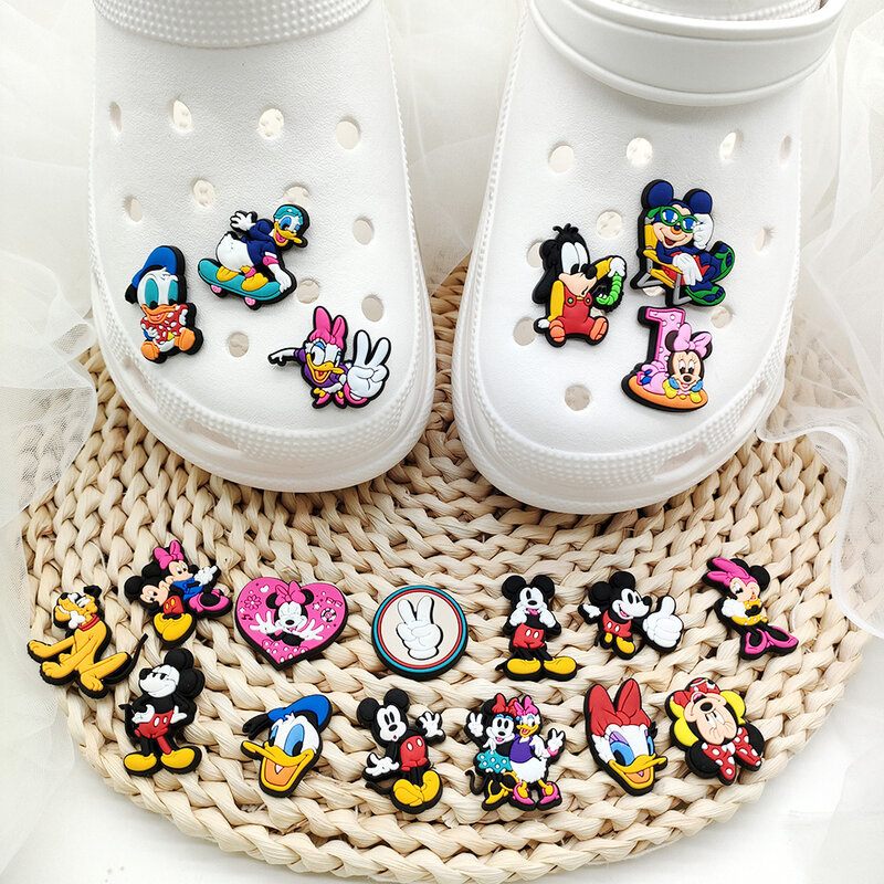 Disney-dijes de cocodrilo de dibujos animados para niños, accesorios de zapatos de Mickey Donald, decoración de PVC para zapatos, regalos favoritos, 20 piezas por juego