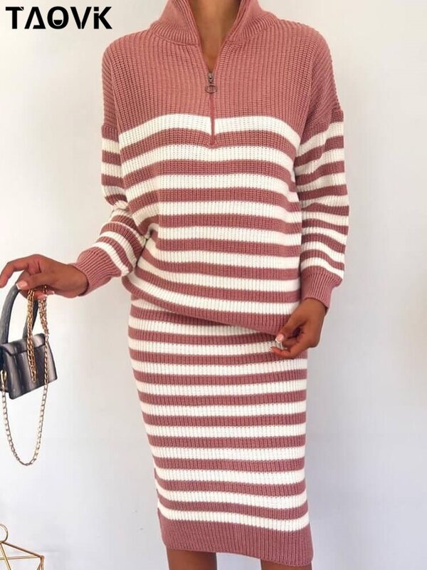 Женский костюм с юбкой TAOVK, вязаный пуловер в полоску с воротником-стойкой и половинчатая облегающая юбка, комплект из 2 предметов, уличная о...