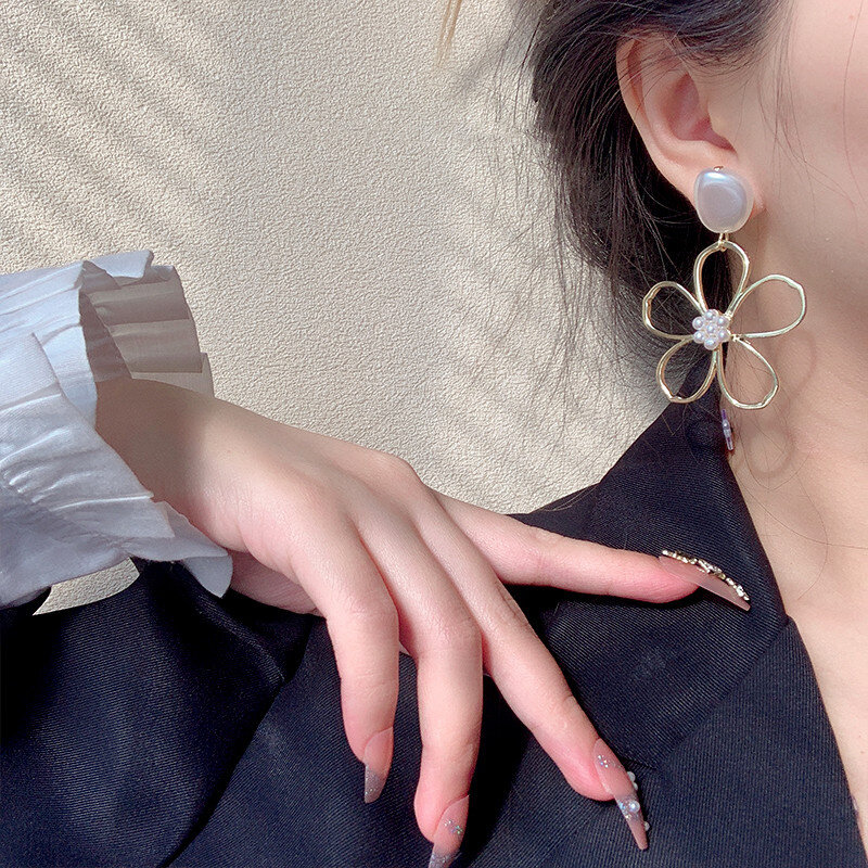 Übertreiben Gold Farbe Hohle Blume Metall Süßwasser Perle Tropfen Baumeln Ohrringe für Frauen Mädchen Chic Ohrringe Hochzeit Zubehör