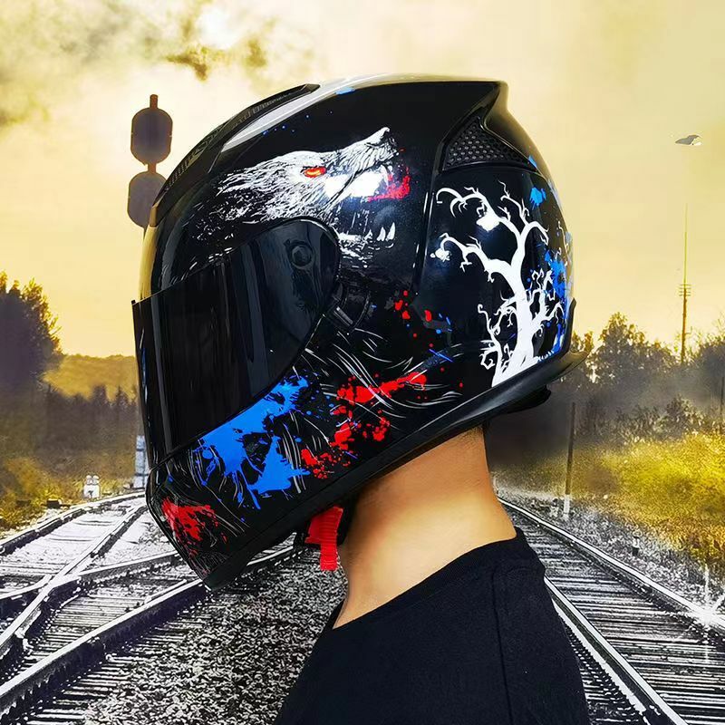 Motocicleta capacete motocicletas elétricas masculinas e femininas, personalidade legal, capacete completo, coberto de quatro estações de corrida de moto s