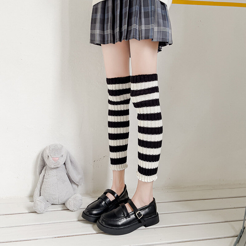 Novo outono/inverno preto e branco listrado jk hosiery feminino grosso quente joelho protetor de malha japonês tubo longo pilha meias