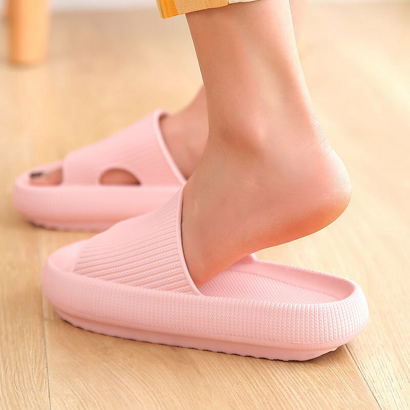 Sandal Rumah Tangga Sepatu Platform Tebal Kamar Mandi Non-slip Sandal Wanita Datar Pria Musim Panas Sandal Jepit Pantai Sol Lembut Mules
