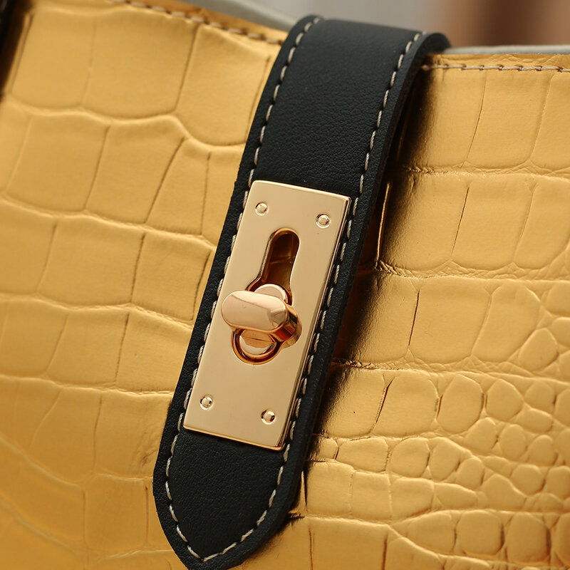 Sacs à main de luxe tissés pour femmes, pochette à bandoulière tendance de styliste en or avec chaîne épaisse, 2022