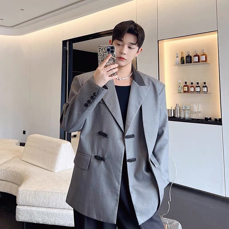 Blazer con fibbia in stile cinese per uomo Designer di nicchia modellazione di media lunghezza abiti neutri grigi cappotto Casual abbigliamento uomo giovanile autunno