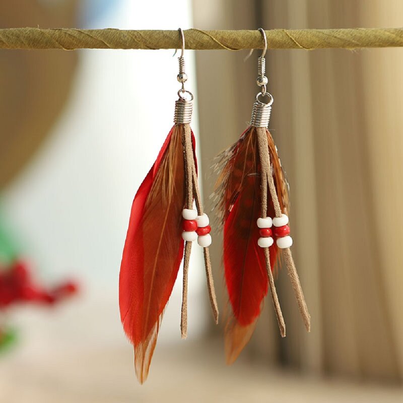 Pendientes de plumas rojas para mujer, aretes largos bohemios con cuentas Vintage, joyería india Simple, accesorios de vacaciones de playa de verano, regalo