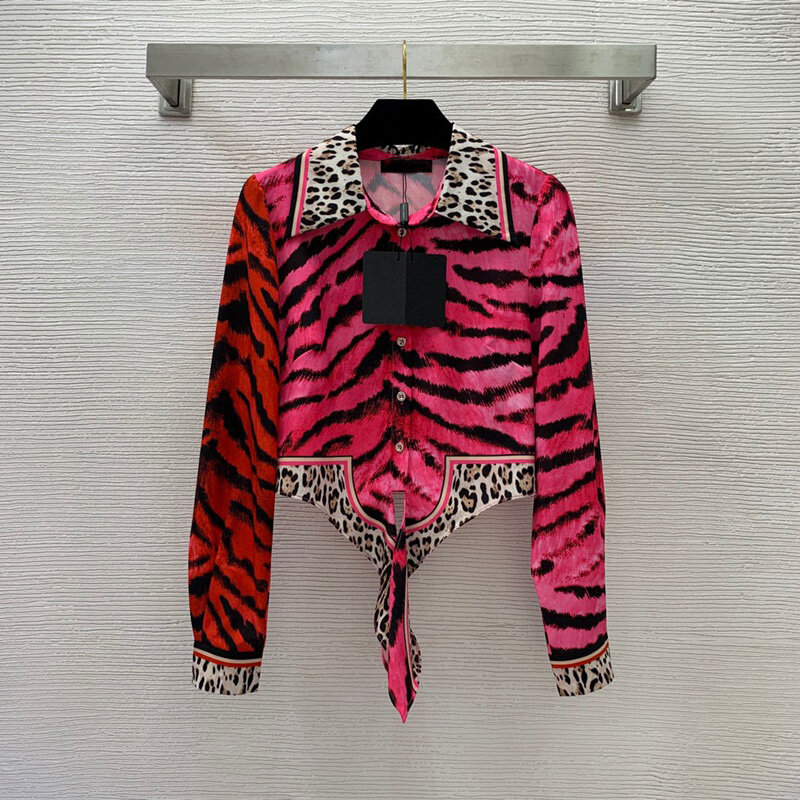 Комплект из двух предметов: атласная однобортная рубашка с лацканами и шорты с принтом тигра и леопардовым принтом