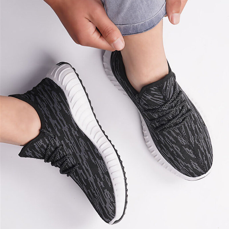 2022 nova luz sapatos masculinos verão confortável sapatos casuais venda quente malha respirável tênis de caminhada ao ar livre correndo tênis masculino