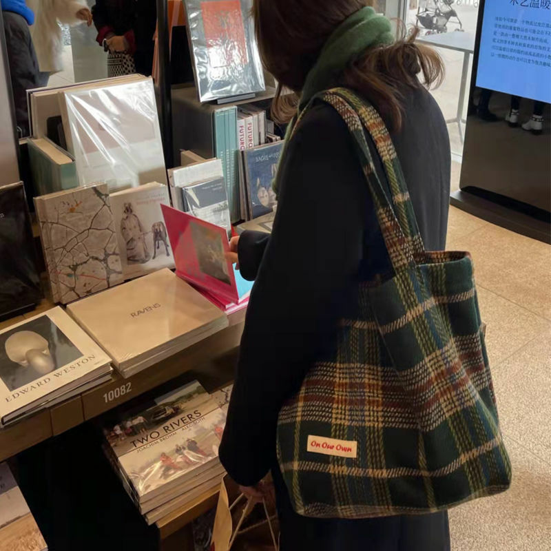 Новая Ретро шерстяная клетчатая сумка для женщин, вместительная сумка на плечо, простой и универсальный тоут для рук в ленивом стиле, смешан...