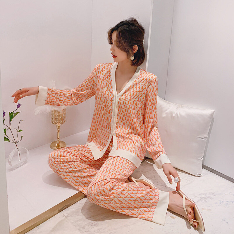 Conjunto de Pijama feminino V Neck Design Luxo Cruz Carta Impressão Sleepwear Silk Like Home Clothes XXL Tamanho Grande Nightwear
