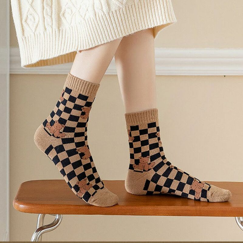 1 par bonito dos desenhos animados urso xadrez impresso meias outono e inverno quente meio tubo meias de algodão para mulher meias