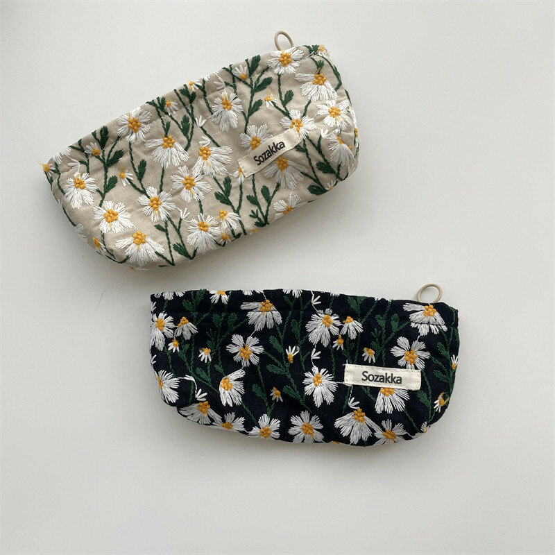 Ins Daisy Flower bolsa de cosméticos bordada para mujer, estuche de lápices portátil Simple literario, bolsa de almacenamiento de gran capacidad, bolsas de maquillaje