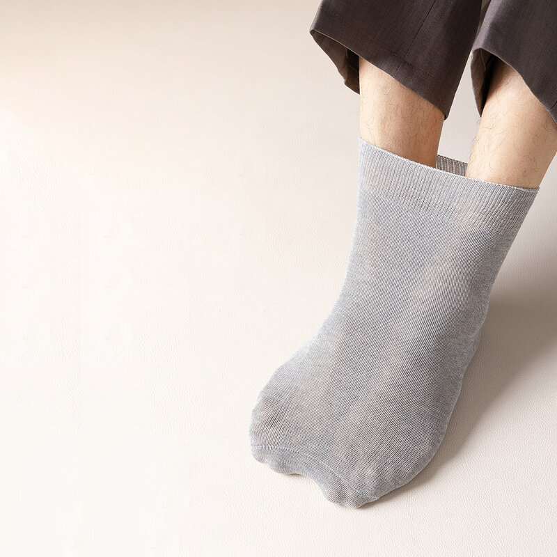6 Paar bequeme und stützende Diabetiker-Socken für Männer und Frauen. Feuchtigkeitsabsorbierendes Baumwollgewebe, nicht einschnürender oberer Rand und graduierter Druck für die Fußgesundheit.