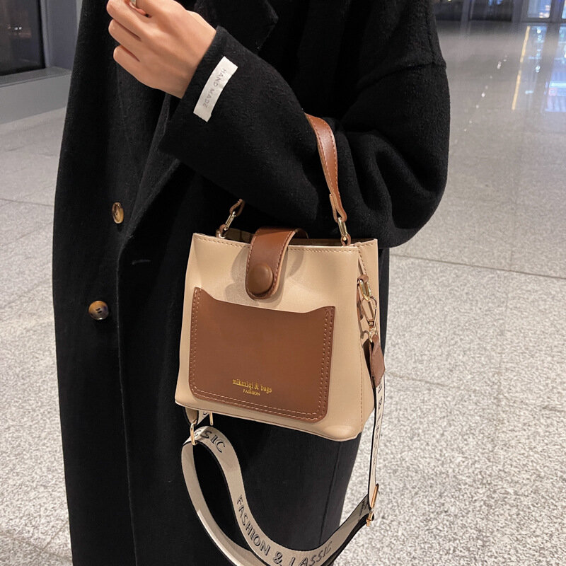 Tas populer 2023 mode musim semi trendi baru tas wanita bahu tunggal pegangan tangan tas ember retro Semua cocok