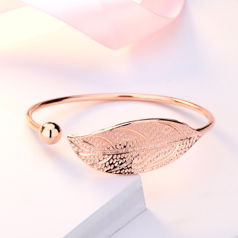 Il braccialetto da donna è dolce ed elegante regolabile a forma di foglia fresca braccialetto aperto con ciondolo a 4 colori regalo gioielli di moda all'ingrosso
