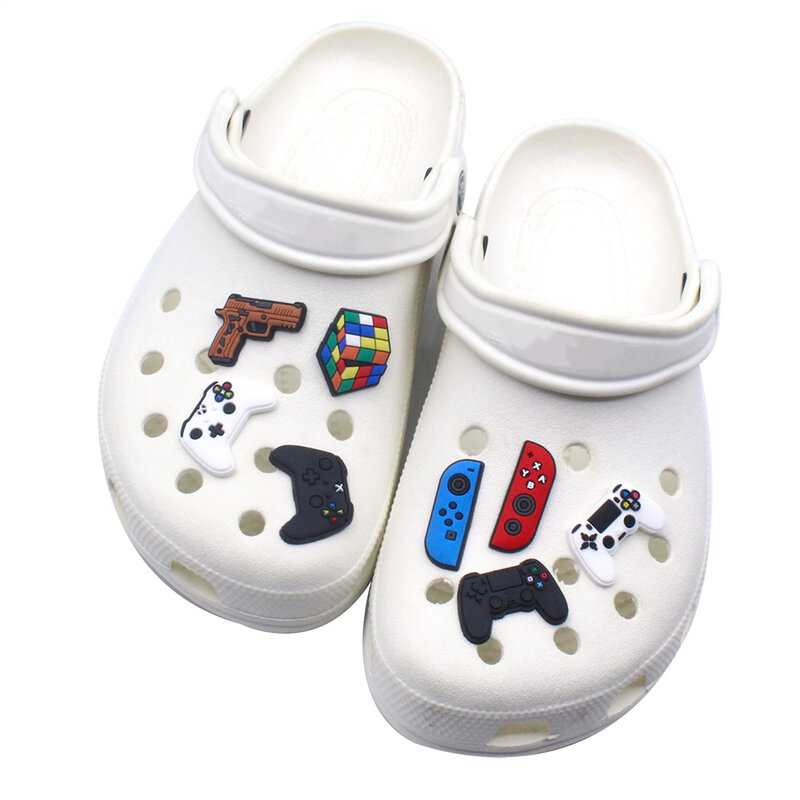 Única venda 1 pçs encantos de sapato pistola acessórios decorações controladores de jogo pvc croc jibz fivela para crianças festa natal presentes