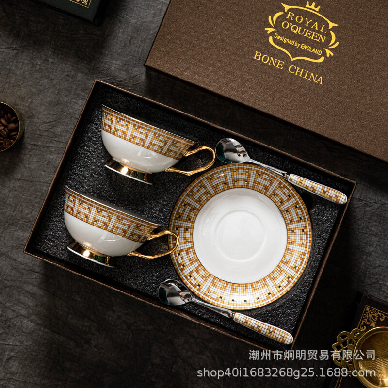 Taza de café China de hueso de lujo de estilo europeo, conjunto de caja de regalo exquisita pequeña de cerámica para el hogar, taza y platillo de regalo de lujo ligero Retro