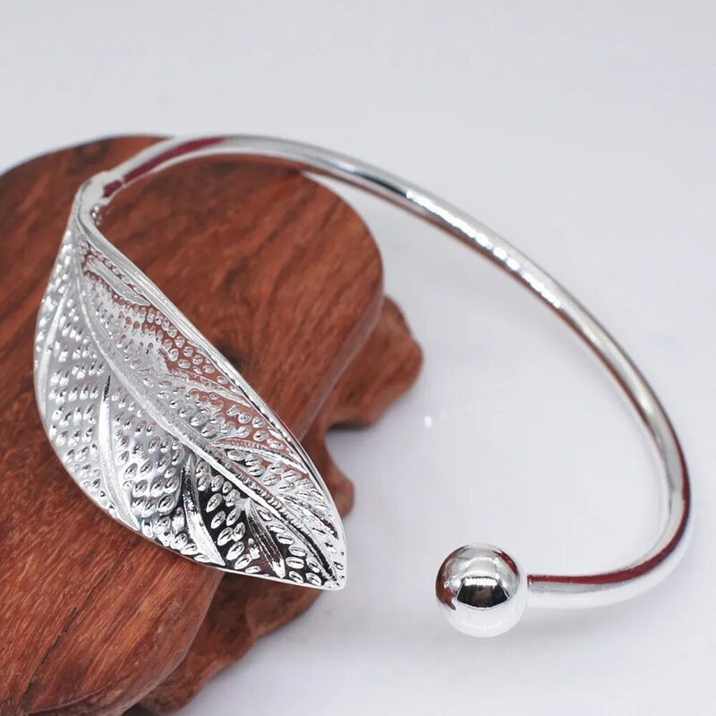 Il braccialetto da donna è dolce ed elegante regolabile a forma di foglia fresca braccialetto aperto con ciondolo a 4 colori regalo gioielli di moda all'ingrosso