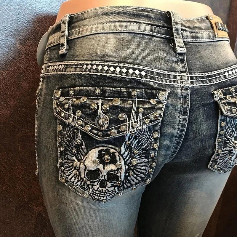 Женские джинсы-клеш с заклепками, Стрейчевые джинсы со средней талией и черепами, винтажная уличная одежда