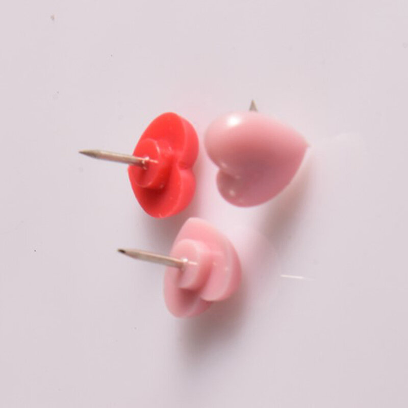 50 szt. Plastikowe sztyfty w kształcie serca tablica korkowa kolorowe szpilki zabezpieczające Tack gładkie płaskie główki