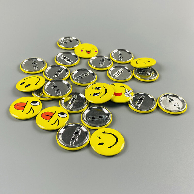 50 pz carino Smiley Face Badge Pin Set per gli studenti Hotel festa di compleanno spilla gioielli distintivo personale biglietto da visita