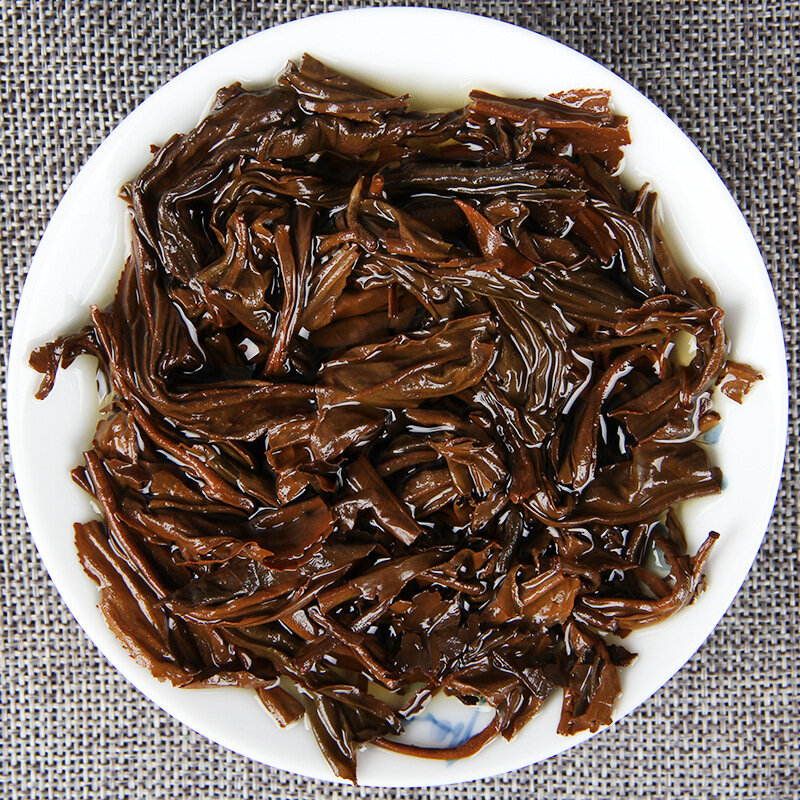 يوننان داي يونان الشاي الأسود شجرة القديمة Sunning الأحمر يونان Fengqing شجرة قديمة الشاي الأسود 357g كعكة لا إبريق الشاي