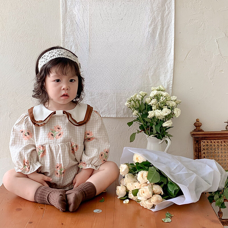 Śliczne ubranka dla dzieci jesień nowe mody niemowlę małe dziewczynki ubrania bawełniane kwiatowy Print kombinezon Romper z długim rękawem