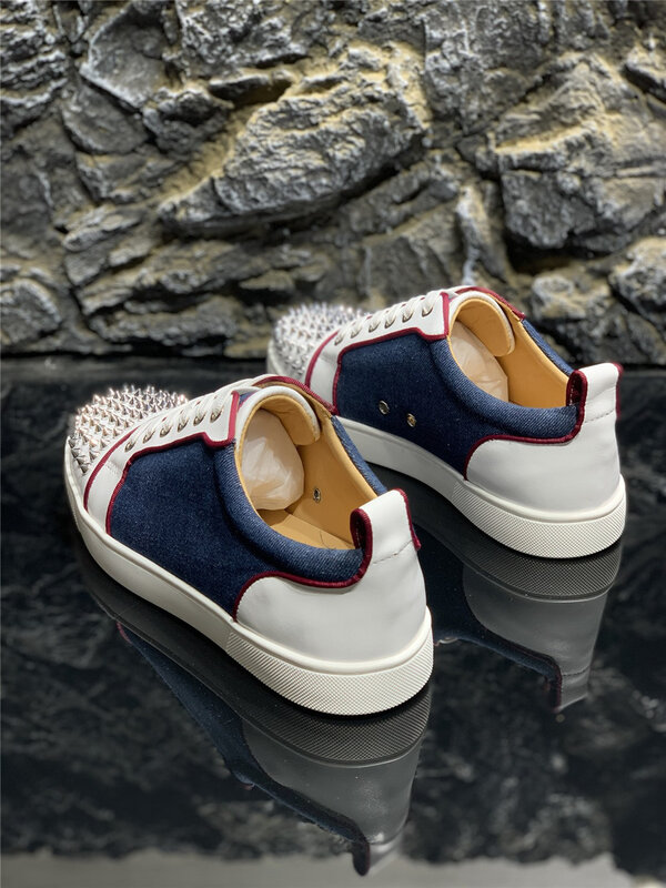 Zapatos de diseñador de lujo para hombre, zapatillas informales con remaches de cuero genuino, color rojo, alta calidad