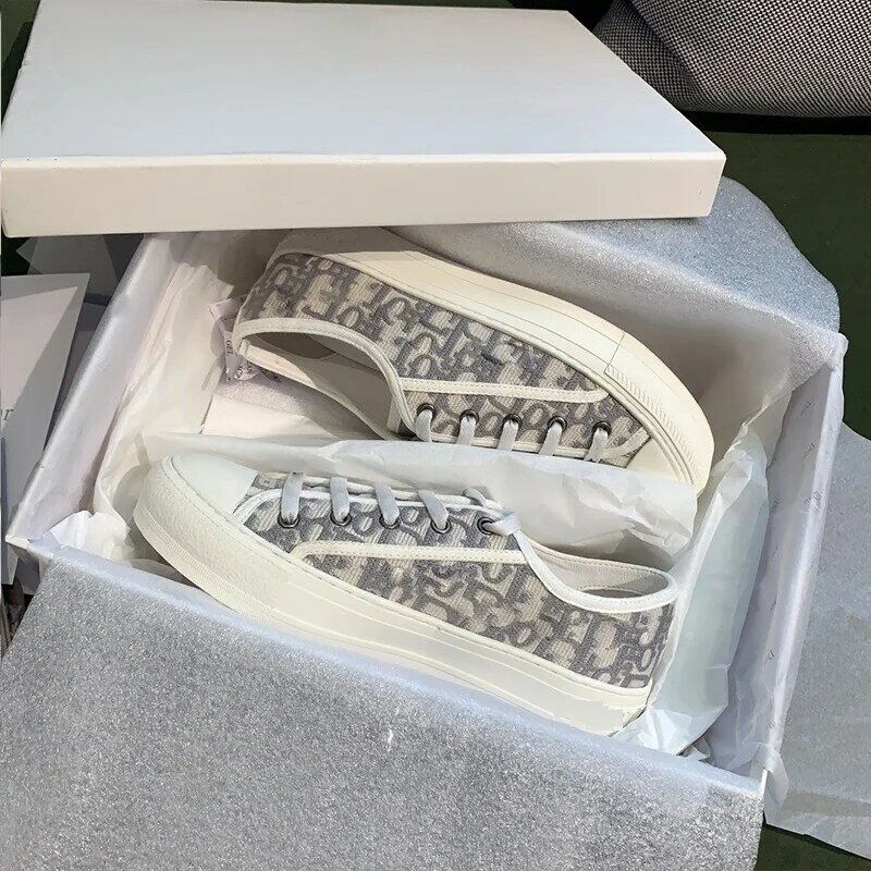 Luksusowy mały biały buty haftowane litery płótno pojedyncze buty damskie klasyczne koronki okrągłe Toe Casul Sneakers kobiety Designe