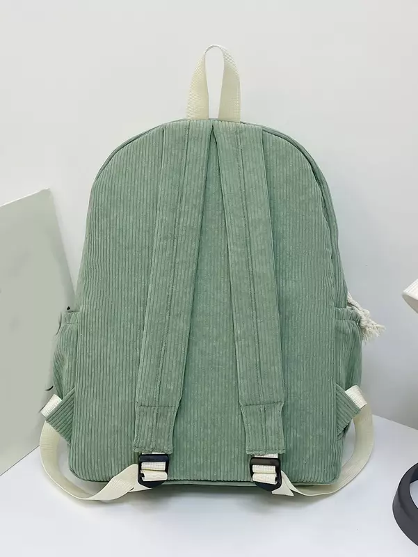 Вместительный декоративный рюкзак с значком