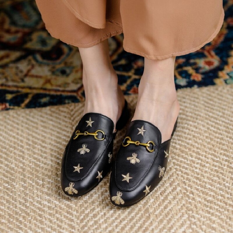 Lato 2022 nowe kwadratowe i płaskie zaokrąglone haftowane sandały pantofle damskie modne sandały