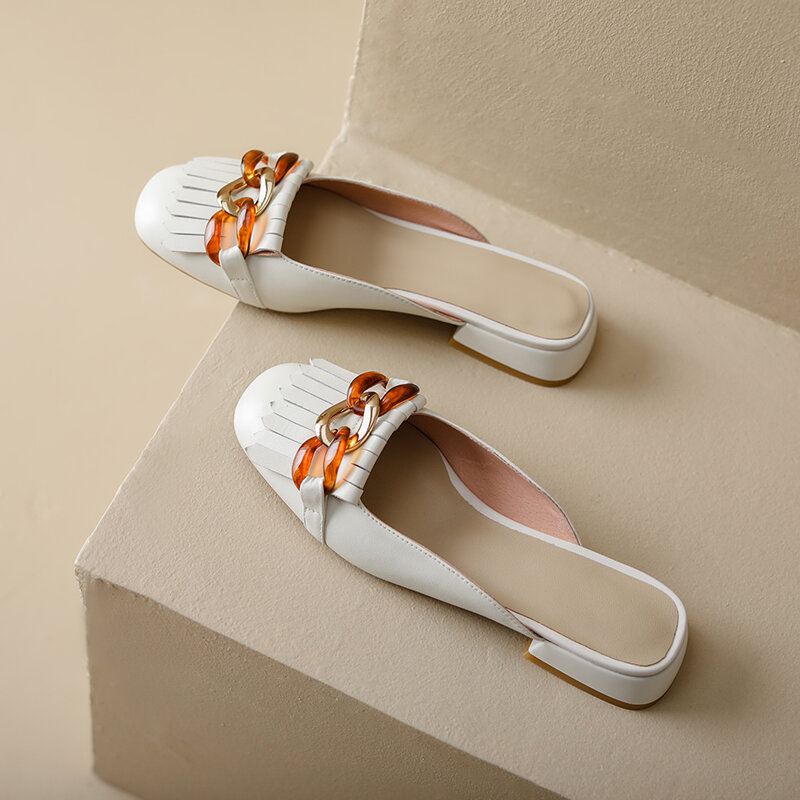 Zapatillas de cuero auténtico para mujer, zapatos Retro con cadena y borlas decorativas, tacones cuadrados, para exteriores, a la moda, de verano