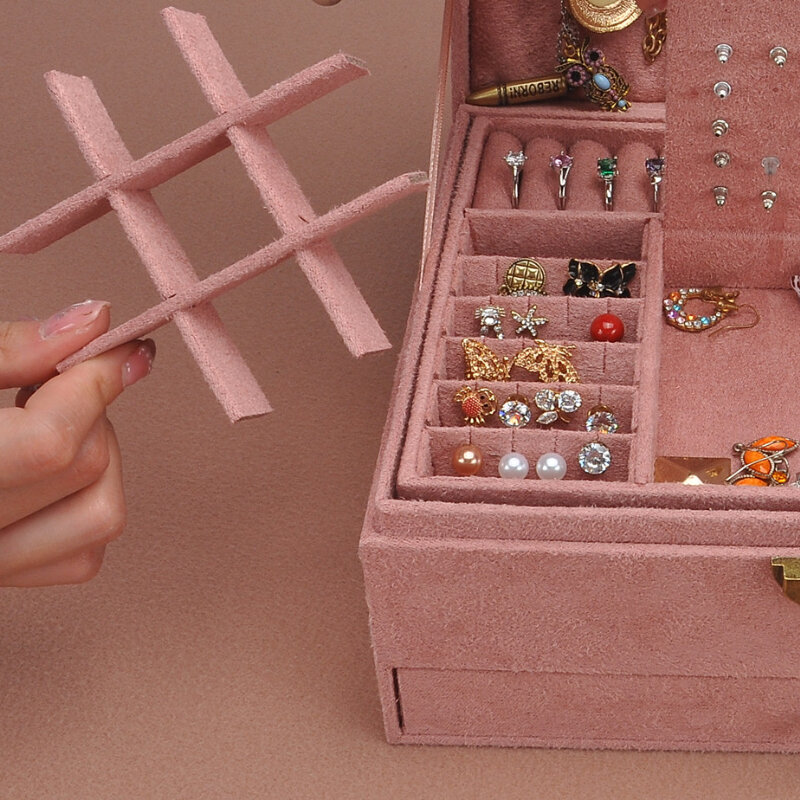 Три коробки с драгоценностями, закрытые на замок, бархатные ожерелья, серьги, кольца, показывающие коробки для хранения