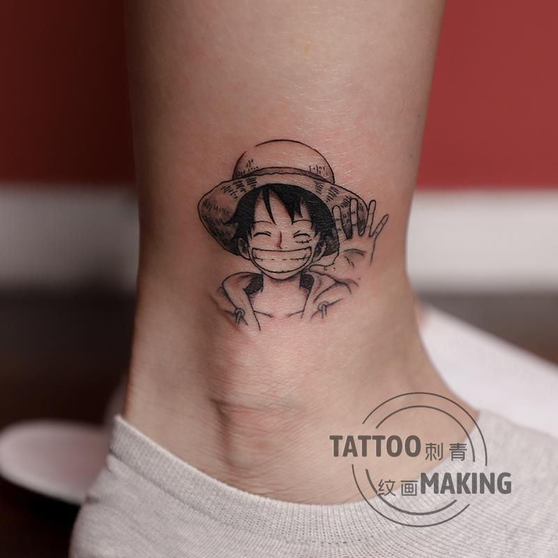 Pegatina de tatuaje de una pieza pintada a mano, imagen pequeña de tobillo Luffy, resistente al agua, pegatina de Anime de dibujos animados duradera, nueva venta al por mayor