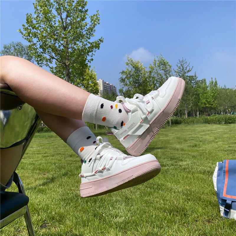 المرأة أحذية رياضية أحذية رياضية منصة الشقق موضة عادية مبركن الربيع تشغيل الأبيض Harajuku رياضية الإناث 2022