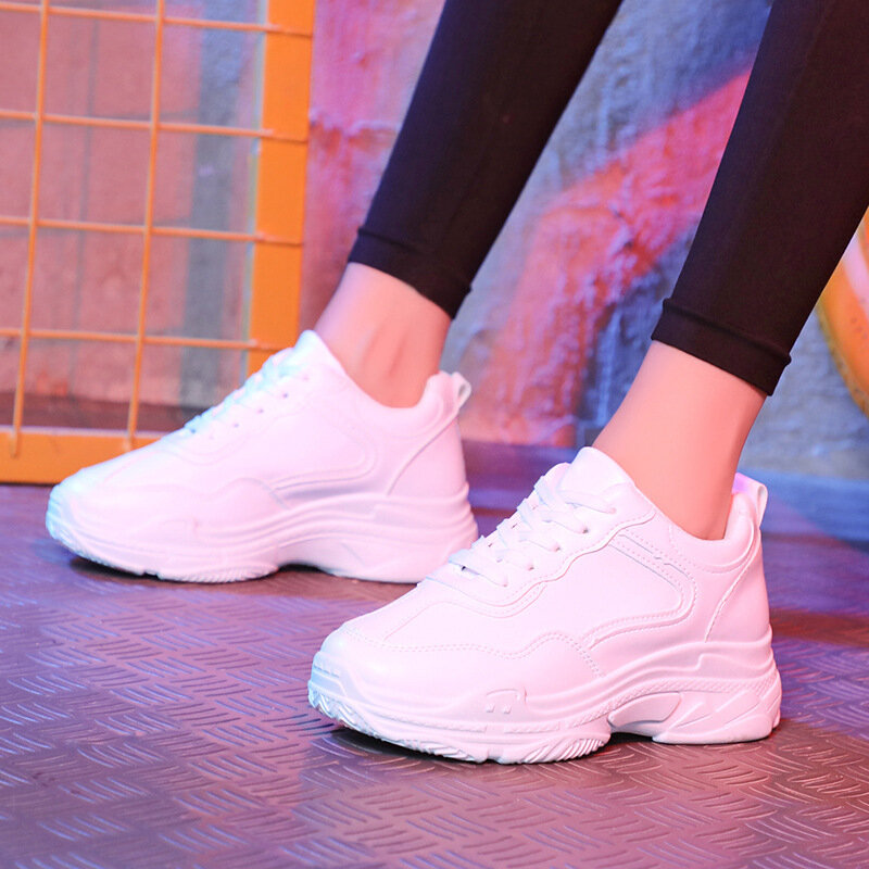 Dopasowane buty do biegania damskie oddychające platformy podnoszą białe wulkanizowane trampki damskie wygodne obuwie sportowe