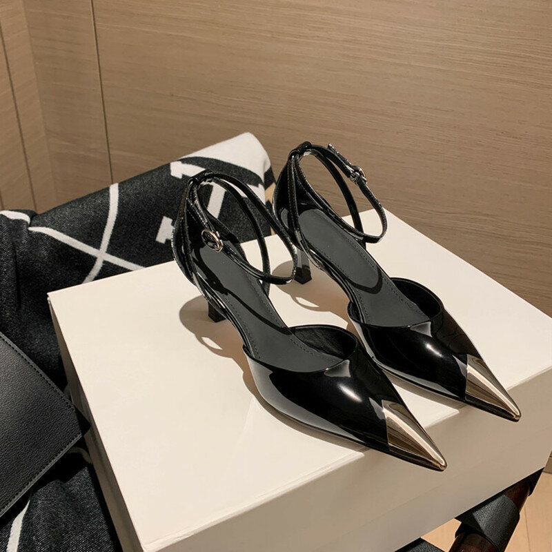 Sepatu Sandal Hak Tinggi Wanita Tren Seksi Elegan Mode Perjamuan Tempat Kerja Gesper Satu Kata Kulit Stiletto Ujung Lancip Logam