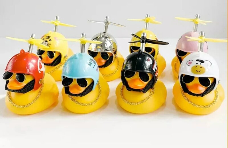 Nette Gummi Ente Kinder Spielzeug Tragen Helm Ente Mit Kleber Propeller Auto Dekoration Raum Dekoration Fahrrad Dekoration