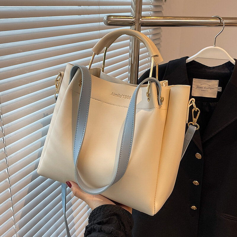 ファッショナブルな女性のハンドバッグ,大容量,対照的な文字が印刷された,非対称のショルダーストラップ,クロスオーバー,2023