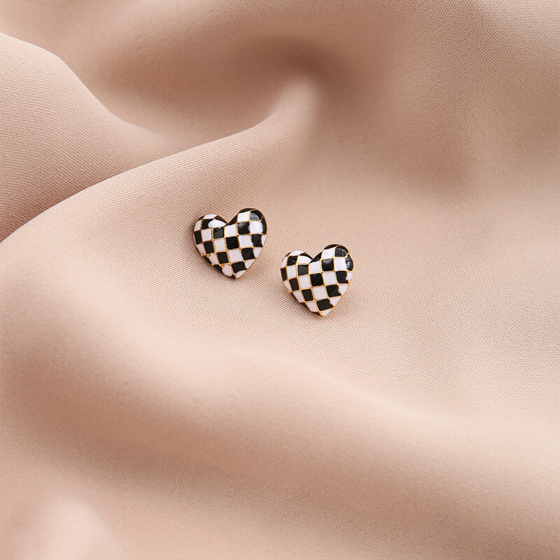 Mode Herz Stud Ohrringe Für Frauen Schwarz Weiß Farbe Stereo Retro Mosaik Herz Ohrringe Mädchen Edlen Schmuck Großhandel