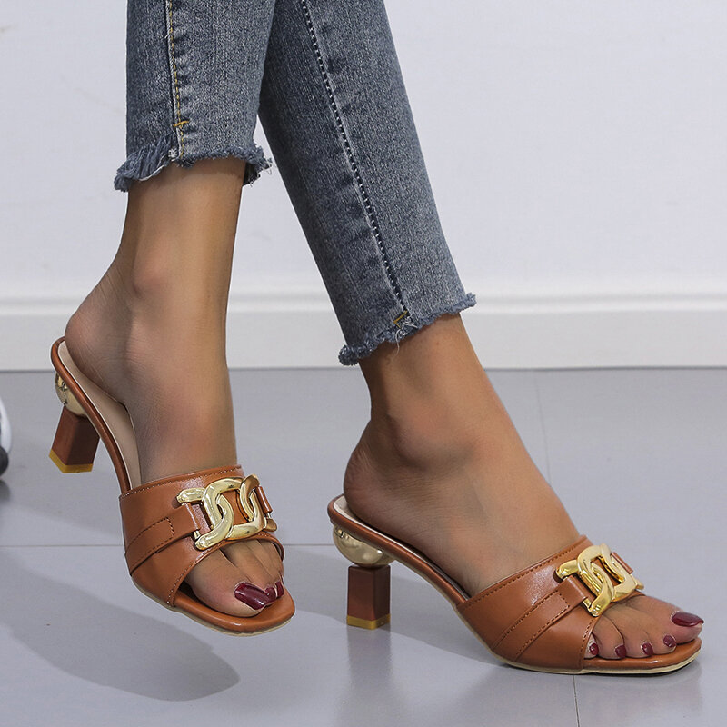 Zapatillas de verano para Mujer, sandalias, zapatos femeninos con cadena de Metal dorado, deslizantes casuales a la moda, zapatos de Interior para Mujer 2022