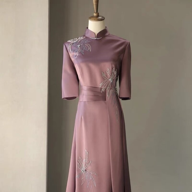 Cheongsam Dusty różowa matka suknia dla panny młodej satynowy stojak kołnierz perła frezowanie aplikacja pół rękawa wesele wysokiej klasy suknia