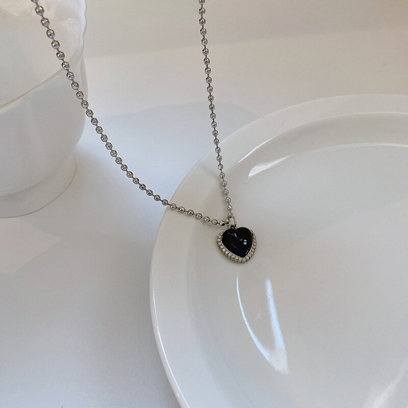 Vintage Schwarz Herz Anhänger Choker Neue Einfache Geometrie Stereoskopischen Charme Perlen Schlüsselbein Kette Halskette für Frauen Trend Schmuck