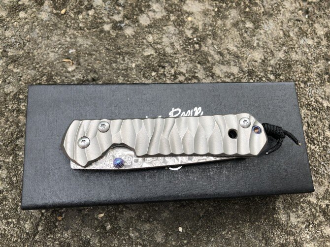ダマスカス鋼合金チタン製の戦術的な折りたたみナイフ,高品質のwavy屋外セキュリティポケットナイフ